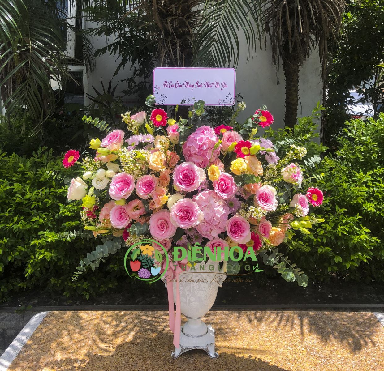 Bình hoa chúc mừng ngày Quốc tế Phụ nữ