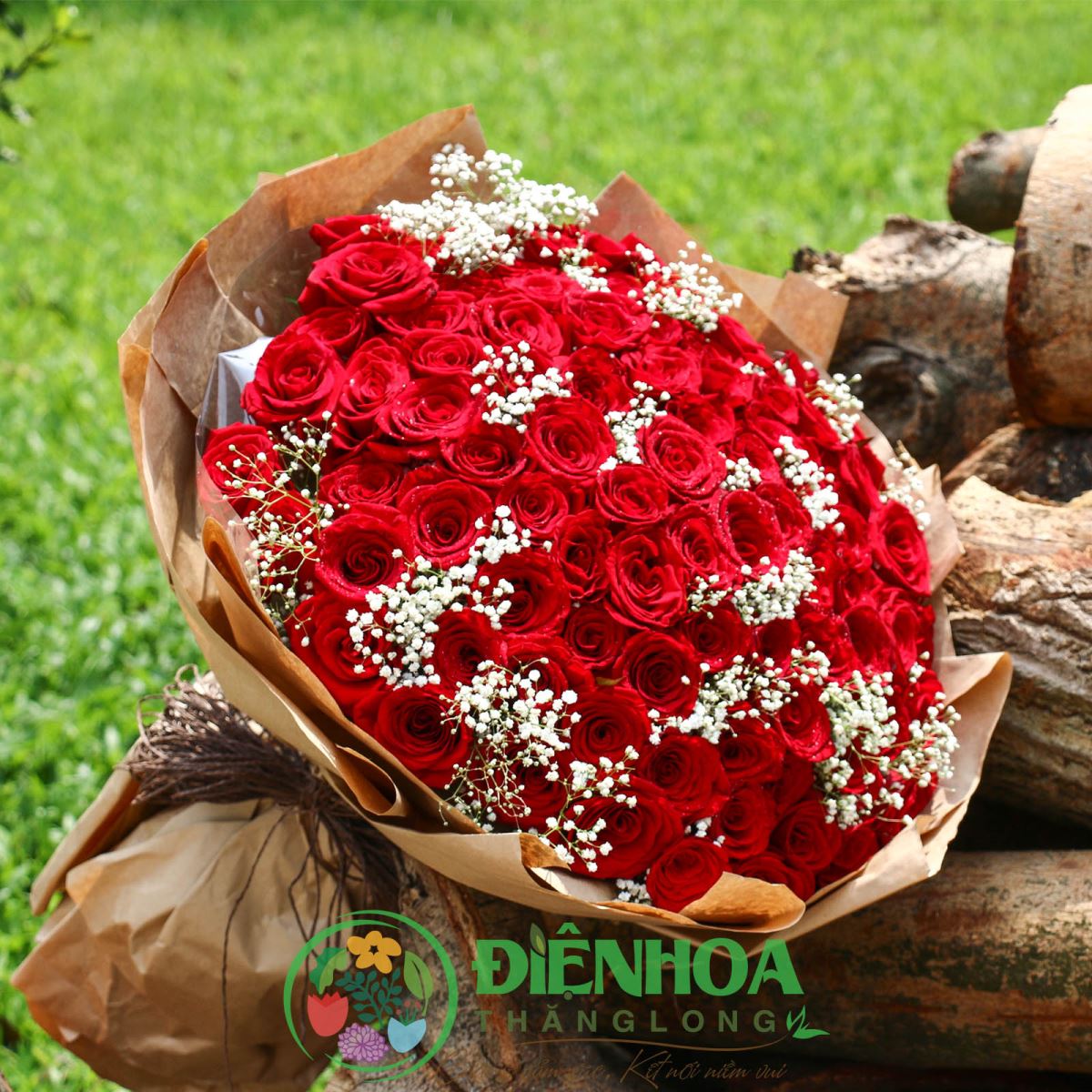 Bó hoa hồng đỏ 99 bông thể hiện tình yêu mãnh liệt