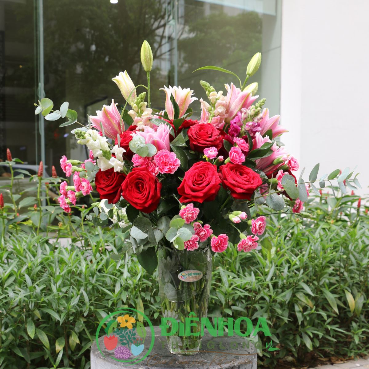 Bình Hoa lily hồng và hồng đỏ