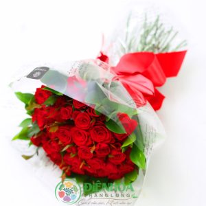 Bó hoa hồng đỏ rực rỡ