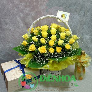Giỏ hoa hồng vàng và baby