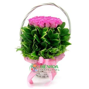 Giỏ hoa màu hồng