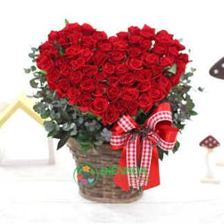 Giỏ hoa tình yêu hình trái tim