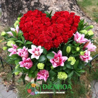 Giỏ hoa tình yêu kết trái tim