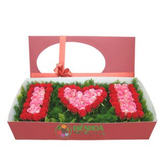 Hộp hoa hồng kết chữ